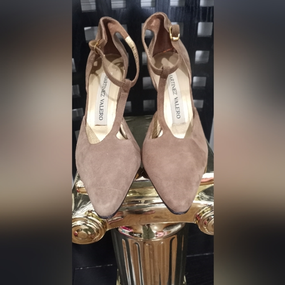 MARTINEZ VALERO T-STRAP SUEDE PUMP SIZE 7